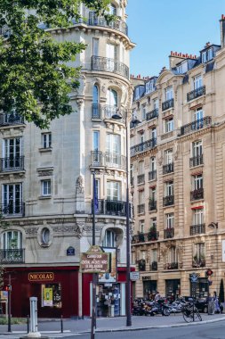 Paris, Fransa - 15 Temmuz 2021: 7. bölgedeki Paris Haussmannian binalarının cepheleri