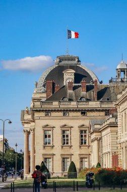 Paris 'in Eiffel Kulesi' nin karşısındaki 7. semtinde askeri okul.