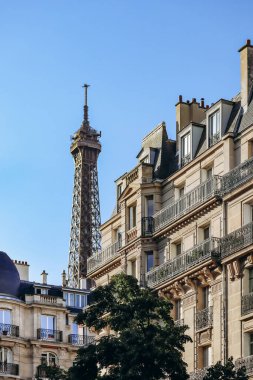Paris, Fransa - 15 Temmuz 2021: Eiffel Kulesi yakınlarındaki 7. Bölge 'deki tarihi Haussmanya binaları