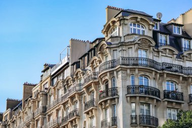 Paris, Fransa - 15 Temmuz 2021: Eiffel Kulesi yakınlarındaki 7. Bölge 'deki tarihi Haussmanya binaları