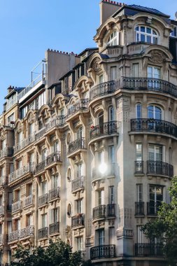 Paris, Fransa - 15 Temmuz 2021: Eiffel Kulesi yakınlarındaki 7. Bölge 'deki tarihi Haussmanya binaları