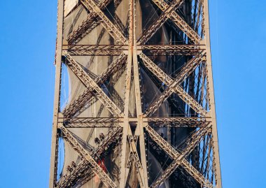 Paris, Fransa - 15 Temmuz 2021: Altın saat boyunca Eyfel Kulesi 'nin bir parçasının yakın çekimi