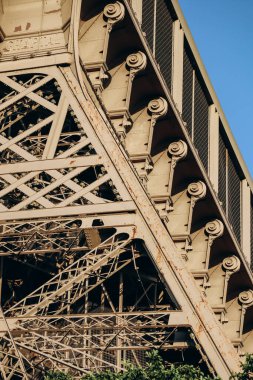 Paris, Fransa - 15 Temmuz 2021: Altın saat boyunca Eyfel Kulesi 'nin bir parçasının yakın çekimi