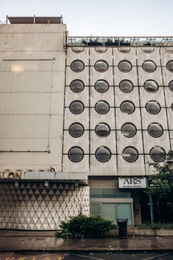 Ljubljana, Slovenya - 14 Ağustos 2024: Ljubljana 'da yuvarlak pencereli beton ofis binası