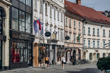 Ljubljana, Slovenya - 14 Ağustos 2024: Slovenya 'nın başkenti Ljubljana' nın harika ve büyüleyici şehir merkezi