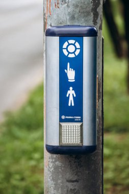 Pedestrian düğmesi trafik ışığını bekleyip değiştirmek için sinyal verecek