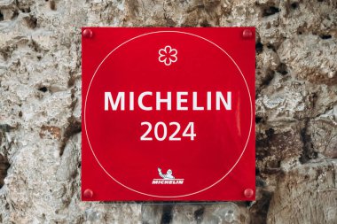 Ljubljana, Slovenya - 14 Ağustos 2024: Michelin bir yıldızlı tabela prestijli bir restoranın önünde sergilendi