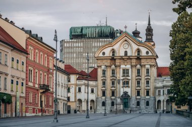 Ljubljana, Slovenya - 14 Ağustos 2024: Slovenya 'nın başkenti Ljubljana' nın merkez meydanlarından biri olan Kongre Meydanı.
