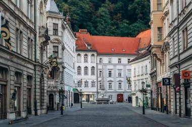 Ljubljana, Slovenya - 14 Ağustos 2024: Slovenya 'nın başkenti Ljubljana' nın harika ve büyüleyici şehir merkezi