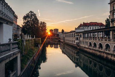 Şafakta Ljubljana 'nın merkezindeki Ljubljanica Nehri manzarası