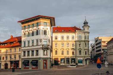Ljubljana, Slovenya - 14 Ağustos 2024: Preseren Meydanı, Ljubljana 'daki merkez meydan. Eski şehrin bir parçası ve önemli bir buluşma noktasıdır.