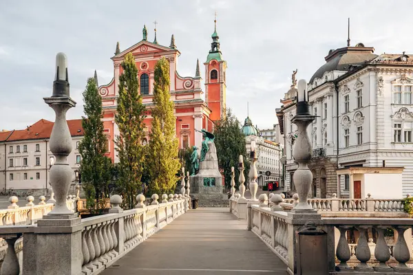 Ljubljana 'nın merkezindeki Üçlü Köprü, 1842' de inşa edildi.