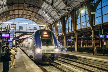 Nice Merkez İstasyonu 'nda bir trenin gelişini bekleyen platform.