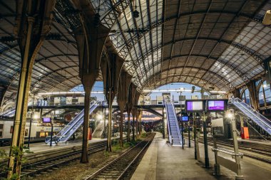 Nice Merkez İstasyonu 'nda bir trenin gelişini bekleyen platform.