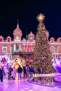 Monako 'daki Monte Carlo Kumarhanesi' nin önündeki meydanda.