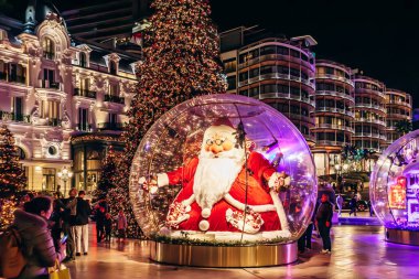 Monako 'daki Monte Carlo Kumarhanesi' nin önündeki meydanda.