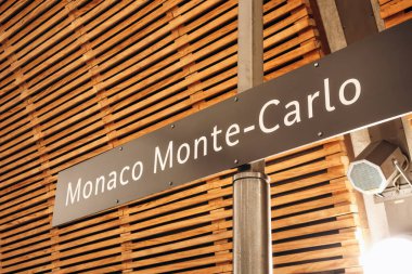 Monte Carlo tren istasyonu, imzalı.