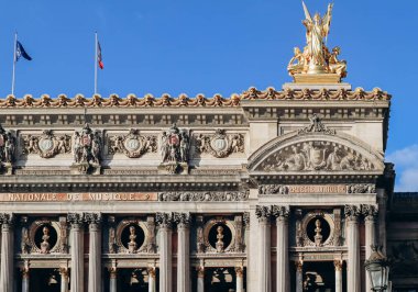 Paris 'in merkezindeki ünlü Garnier Operasının cephesi
