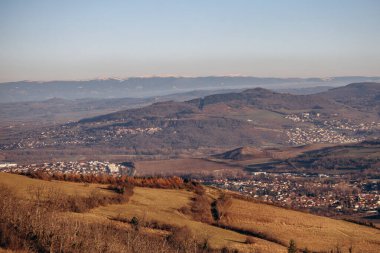 Kış günbatımında Gergovie platosundan Clermont-Ferrand banliyölerine