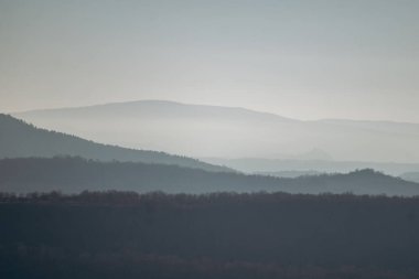 Clermont-Ferrand yakınlarındaki Gergovie platosundaki manzara kış günbatımında