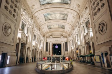Milan, İtalya - 19 Ağustos 2024: Milano Centrale Tren İstasyonu