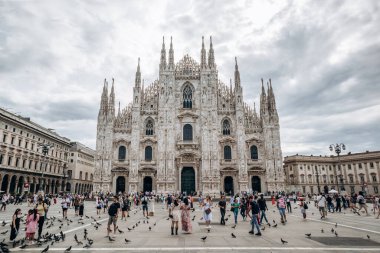 Milan, İtalya - 20 Ağustos 2024: Milan Katedrali (ya da Aziz Mary 'nin Doğuşu Metropolitan Katedrali - Basilikası), Milano, Lombardiya, İtalya katedrali.