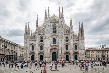 Milan, İtalya - 20 Ağustos 2024: Milan Katedrali (ya da Aziz Mary 'nin Doğuşu Metropolitan Katedrali - Basilikası), Milano, Lombardiya, İtalya katedrali.