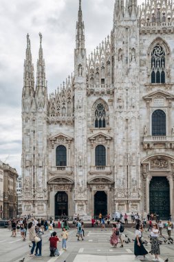 Milan, İtalya - 20 Ağustos 2024: Milan Katedrali (ya da Aziz Mary 'nin Doğuşu Metropolitan Katedrali - Basilikası), Milano, Lombardiya, İtalya katedrali.