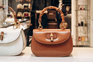 Milan, İtalya - 20 Ağustos 2024: Milano 'daki bir butik vitrininde bulunan ünlü Gucci Bambu çantası