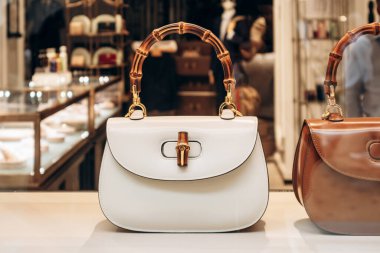 Milan, İtalya - 20 Ağustos 2024: Milano 'daki bir butik vitrininde bulunan ünlü Gucci Bambu çantası