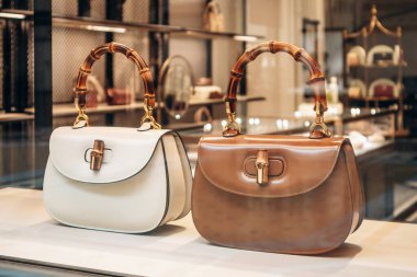 Milan, İtalya - 20 Ağustos 2024: Milano 'daki bir butik vitrininde bulunan ünlü Gucci Bambu çantası