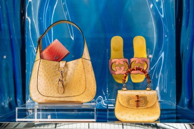 Milan, İtalya - 20 Ağustos 2024: Milano 'daki Galleria Vittorio Emanuele II' de Gucci butiğinin vitrinleri