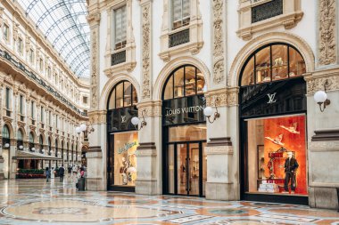 Milan, İtalya - 20 Ağustos 2024: Louis Vuitton Galleria Vittorio Emanuele II, Milano