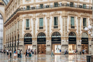 Milan, İtalya - 20 Ağustos 2024: Milano 'daki Galleria Vittorio Emanuele II' de Prada mağazası