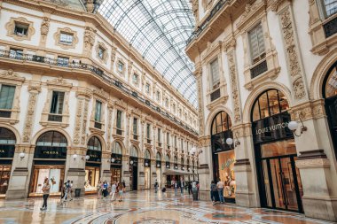 Milan, İtalya - 20 Ağustos 2024: Galleria Vittorio Emanuele II, İtalya 'nın en eski aktif alışveriş galerisi..