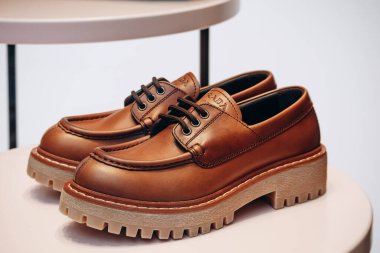 Milan, İtalya - 20 Ağustos 2024: Bir mağaza vitrininde Prada botlarının yakın çekimi