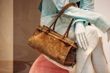 Milan, İtalya - 20 Ağustos 2024: Milano 'daki Galleria Vittorio Emanuele II' de bir mağaza vitrininde Prada çanta