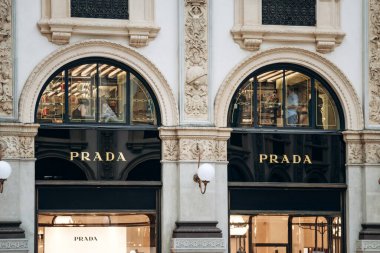 Milan, İtalya - 20 Ağustos 2024: Milano 'daki Galleria Vittorio Emanuele II' de Prada butik tabelası