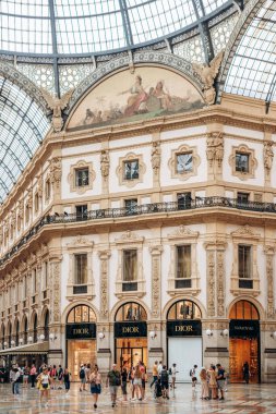Milan, İtalya - 20 Ağustos 2024: Galleria Vittorio Emanuele II, İtalya 'nın en eski aktif alışveriş galerisi..
