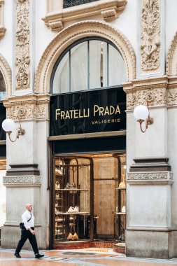 Milan, İtalya - 20 Ağustos 2024: Galleria Vittorio Emanuele II 'de tarihi tabelası 