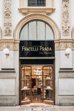 Milan, İtalya - 20 Ağustos 2024: Galleria Vittorio Emanuele II 'de tarihi tabelası 