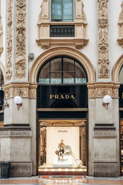 Milan, İtalya - 20 Ağustos 2024: Milano 'daki Galleria Vittorio Emanuele II' de Prada mağazası