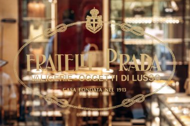 Milan, İtalya - 20 Ağustos 2024: Galleria Vittorio Emanuele II 'de tarihi tabelası 