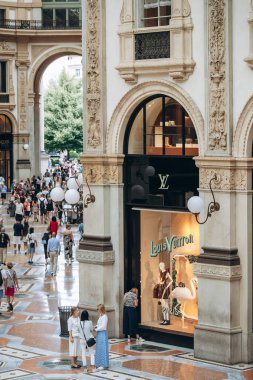 Milan, İtalya - 20 Ağustos 2024: Louis Vuitton Galleria Vittorio Emanuele II, Milano