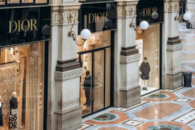 Milan, İtalya - 20 Ağustos 2024: Milano 'daki Galleria Vittorio Emanuele II.