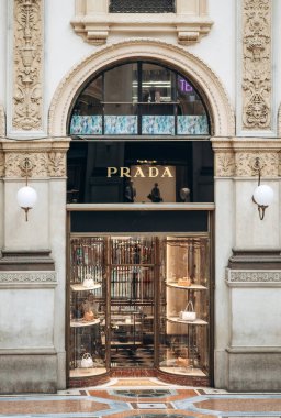 Milan, İtalya - 20 Ağustos 2024: Milano 'daki Galleria Vittorio Emanuele II' de Prada mağazası