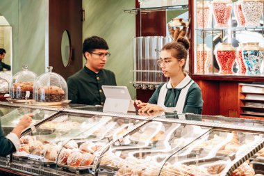 Milan, İtalya - 20 Ağustos 2024: Tarihi Pasticceria Marchesi 1824 Galleria Vittorio Emanuele II, Milano