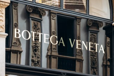 Milan, İtalya - 20 Ağustos 2024: Milano 'daki Galleria Vittorio Emanuele II' de Bottega Veneta butik tabelası