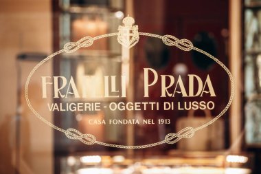 Milan, İtalya - 20 Ağustos 2024: Galleria Vittorio Emanuele II 'de tarihi tabelası 