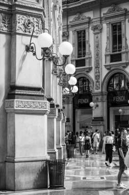 Milan, İtalya - 20 Ağustos 2024: Galleria Vittorio Emanuele II, İtalya 'nın en eski aktif alışveriş galerisi..
